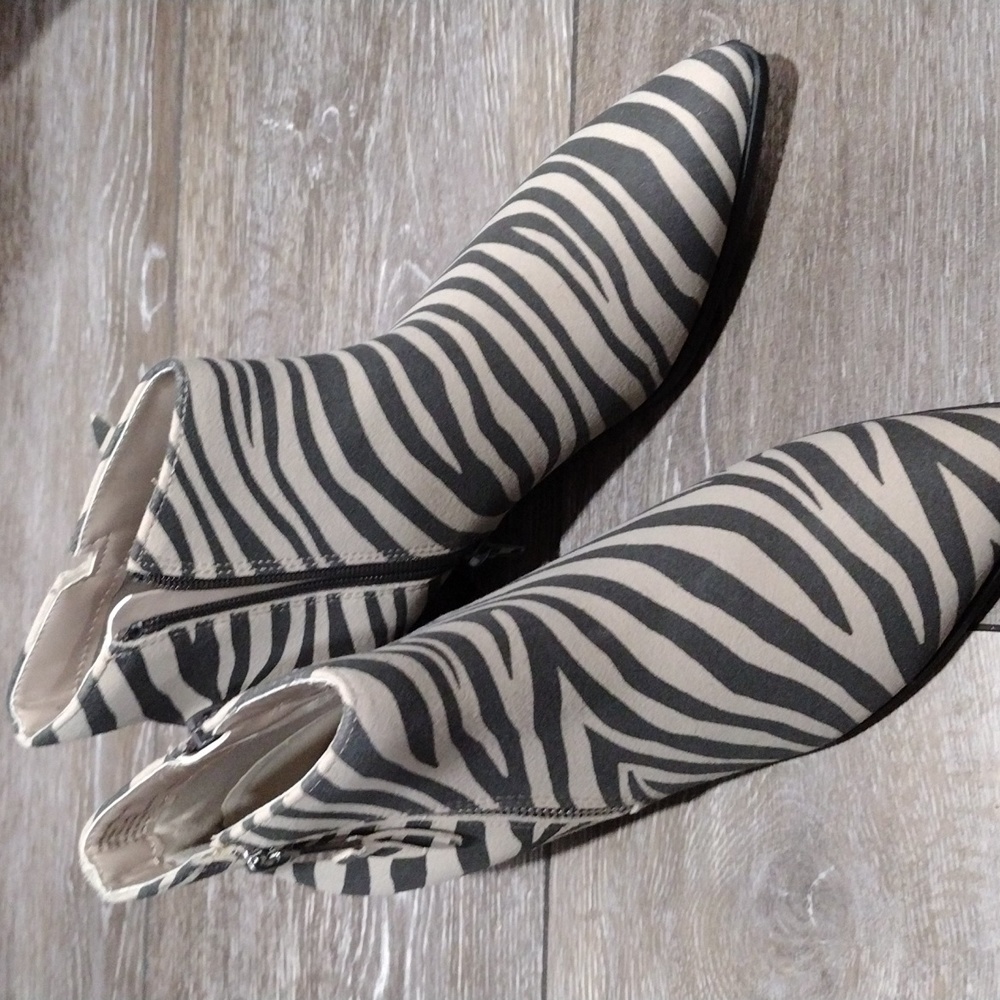 Worthington womens black and tan zebra stripe zip ankle boots. NWOT. Size 8